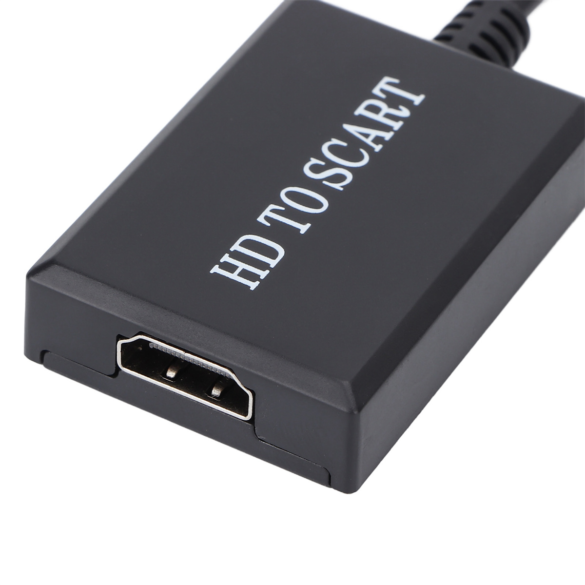 Ein schwarzer HDMI-zu-SCART-Adapter. Er hat einen HDMI-Anschluss und den Text 'HD TO SCART'.