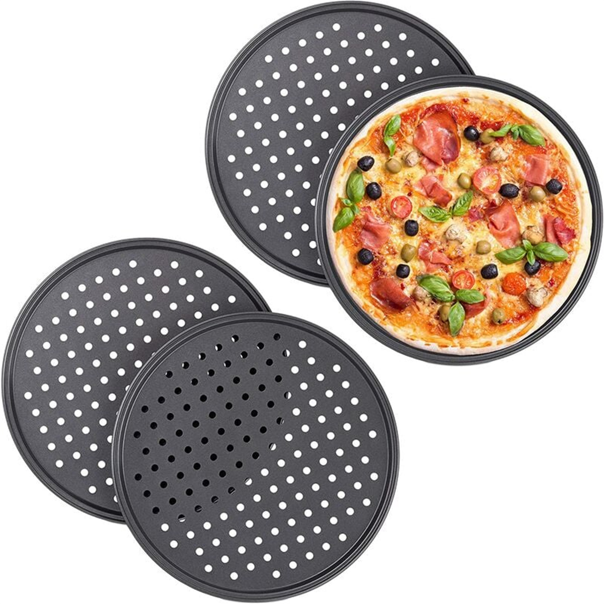 Zwei Pizzableche und eine Pizza mit Belag: Peperoni, Oliven, Basilikum. Zusätzliche Pfannen sind sichtbar.