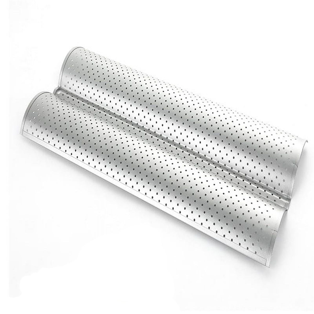 Eine perforierte Metallbackform, silberfarben, mit zwei parallelen Rinnen.