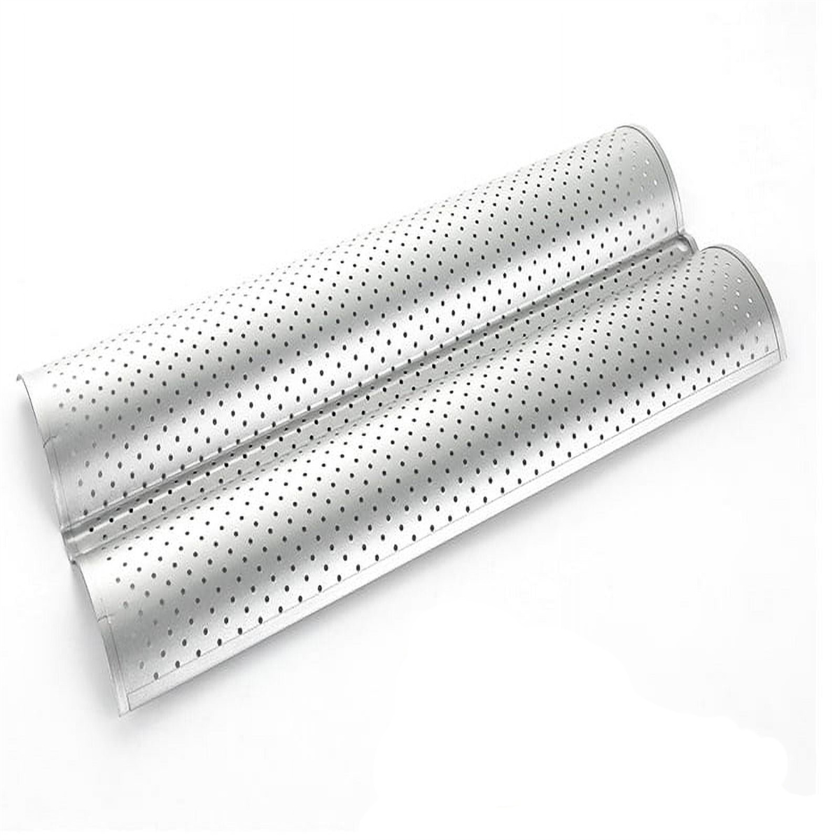 Ein Metall-Baguette-Blech mit vielen kleinen Löchern, gezeigt auf weißem Hintergrund. Es ist silberfarben und hat zwei Schlitze.