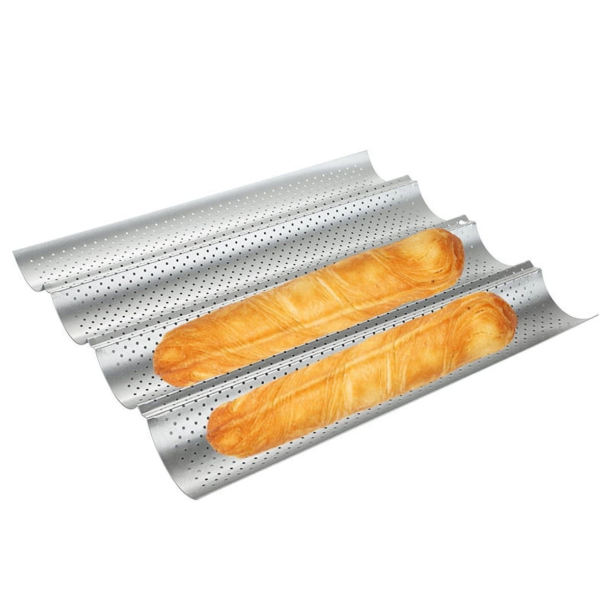 Zwei goldbraune Baguettes in einem silbernen, perforierten Backblech, schräg auf weißem Untergrund.