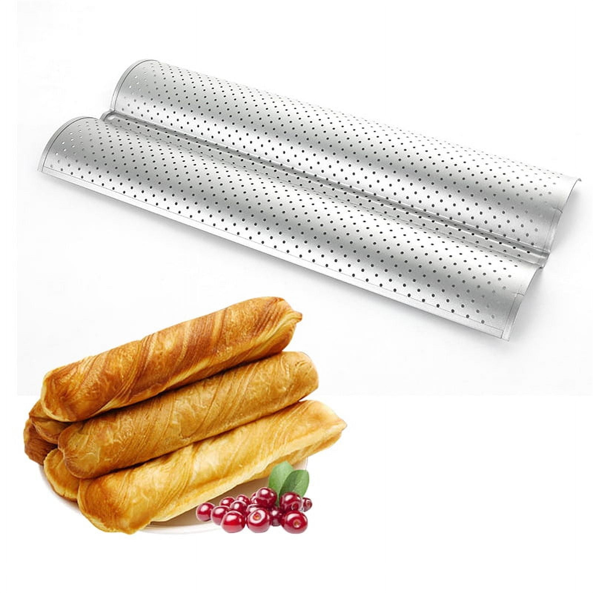 Eine silberne Baguette-Backform mit Brot. Die Pfanne hat Löcher, und das Brot ist goldbraun mit Preiselbeeren.