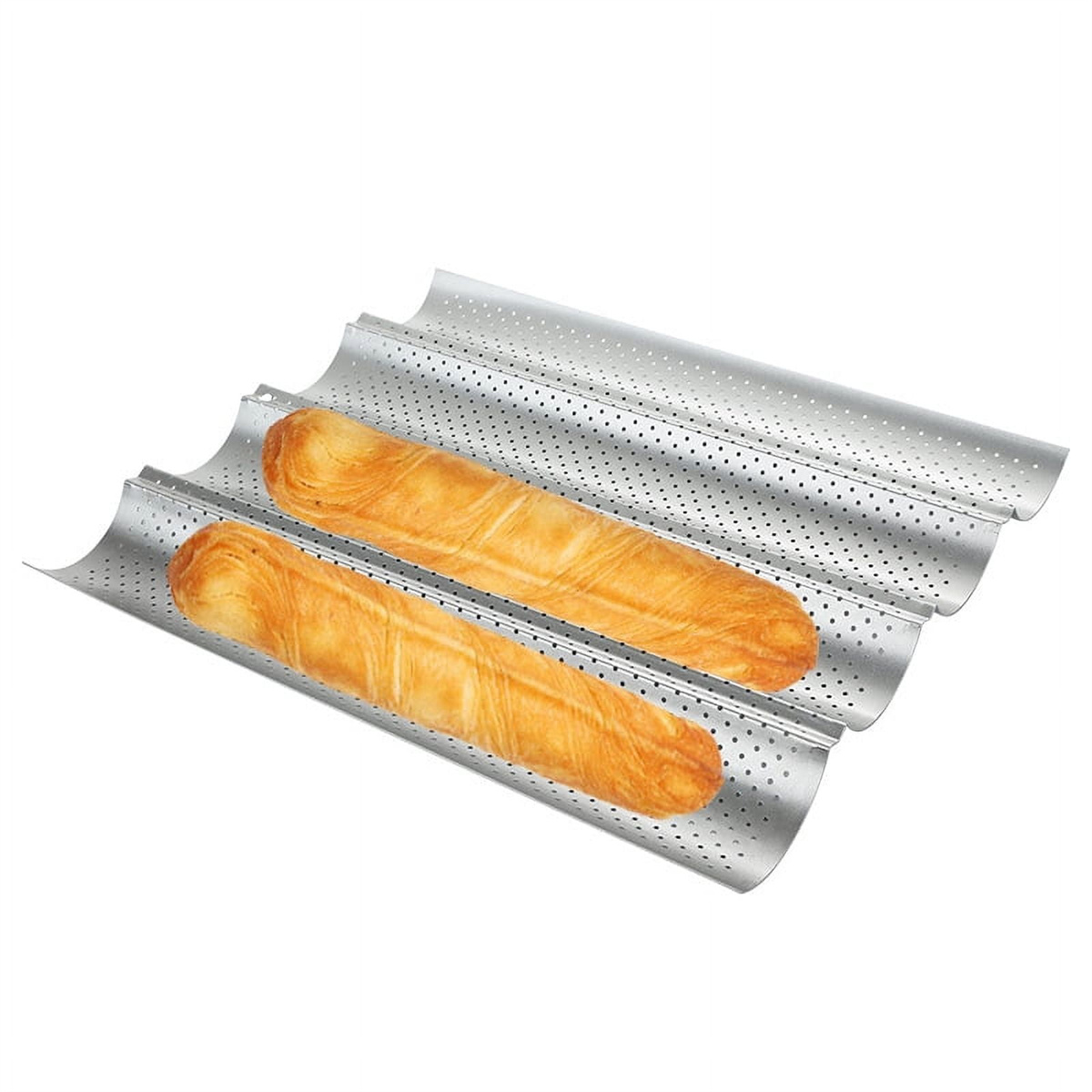 Zwei Baguettes in einem Metallbackblech mit Löchern. Das Brot ist goldbraun.