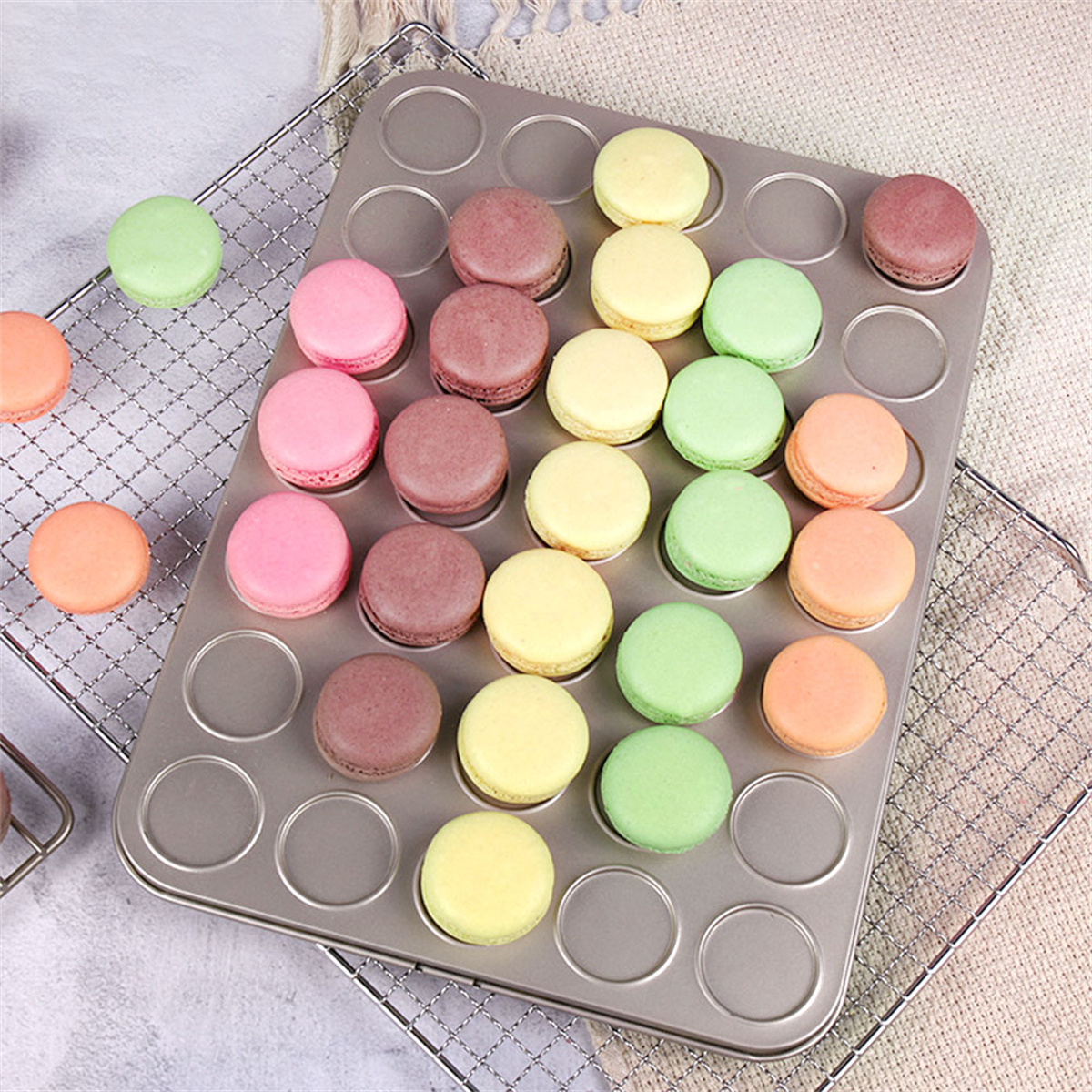 Macarons in verschiedenen Farben auf einem Tablett angeordnet.