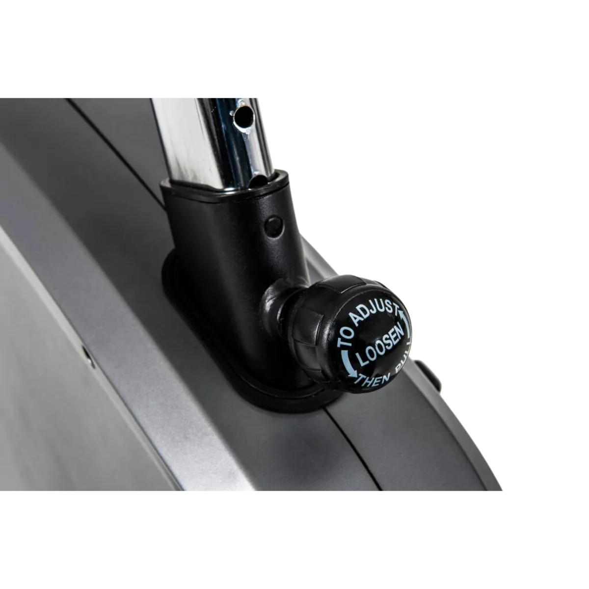Nahaufnahme eines grauen E-Bike-Einstellknopfs mit den Aufschriften „ADJUST“ und „LOOSEN“.