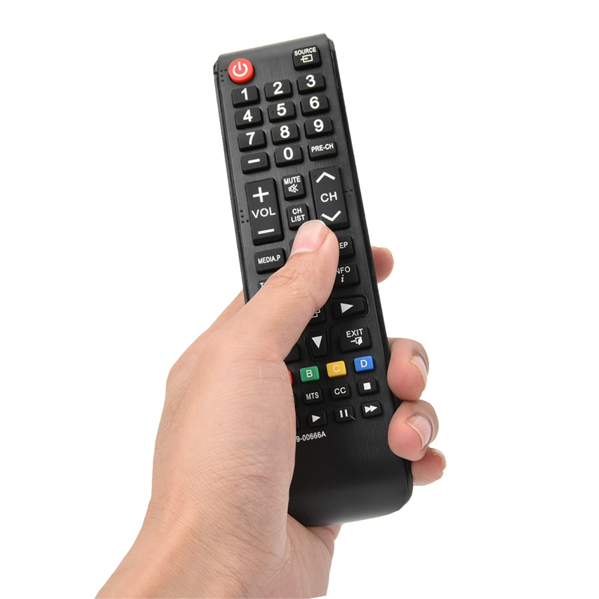 Hand, die eine schwarze TV-Fernbedienung hält. Die Fernbedienung hat viele Knöpfe. Weißer Hintergrund.