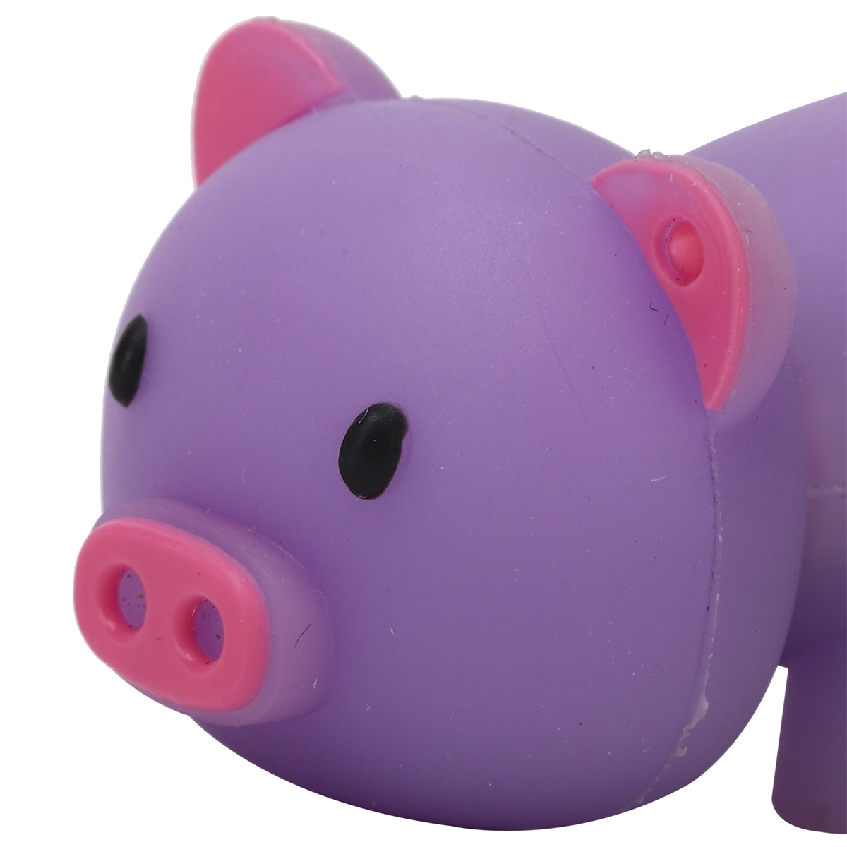 Nahaufnahme einer lila Schweinchenfigur mit rosa Ohren und Schnauze sowie schwarzen Augen. Es ist ein Cartoon-Schwein.