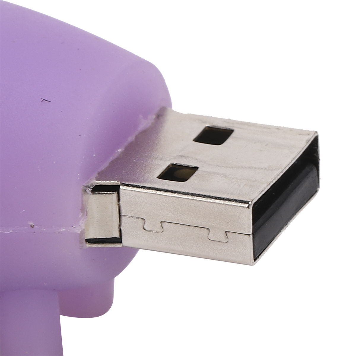 Nahaufnahme eines lila USB-Anschlusses mit silbernem Metallende, weißer Hintergrund.