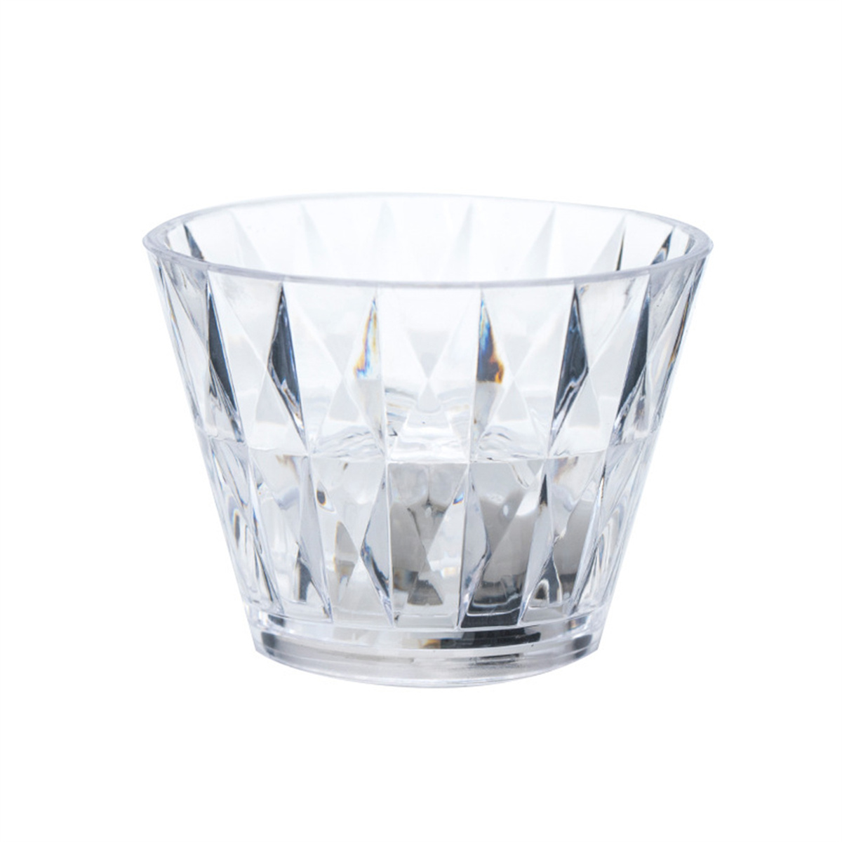 Ein klarer, facettierter Plastikbecher mit Licht im Inneren.