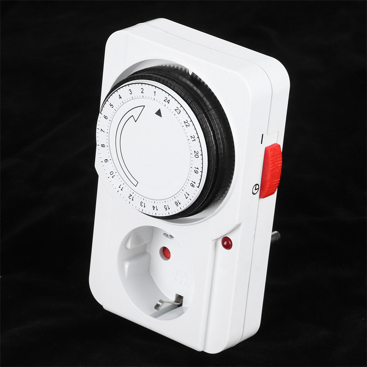 Ein weißer elektrischer Timer mit einem schwarzen Zifferblatt und roter Betriebsanzeige.