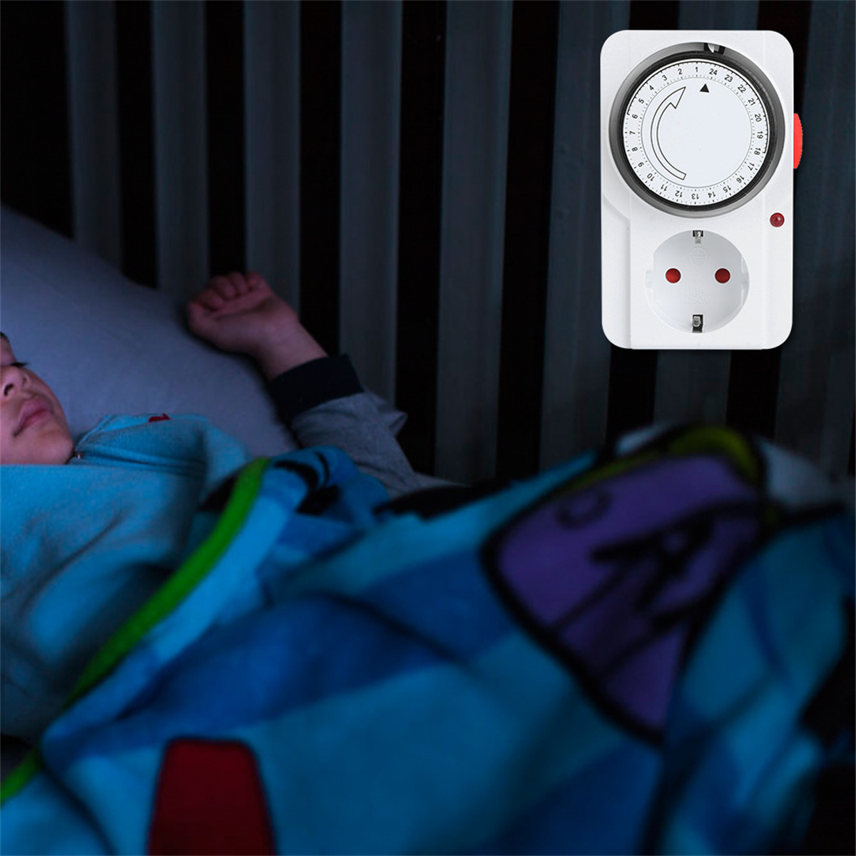 Ein Kind schläft in einem Kinderbett. An der Wand befindet sich ein Timer, und das Kind ist zugedeckt.