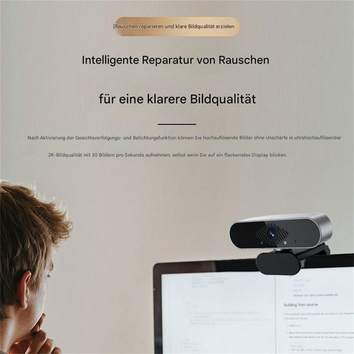 Eine Person, die auf einen Computerbildschirm mit Text über Videoqualität und Webcam blickt.