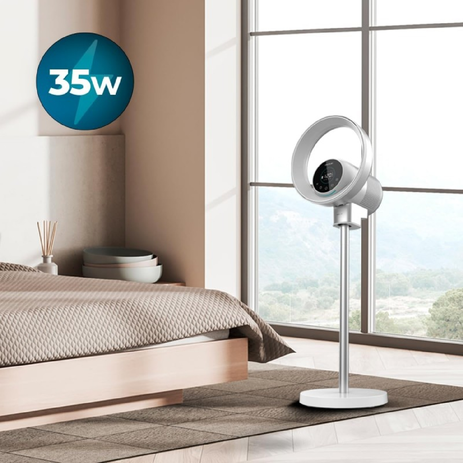 Egy modern ezüst állóventilátor digitális kijelzővel egy ágy mellett áll.