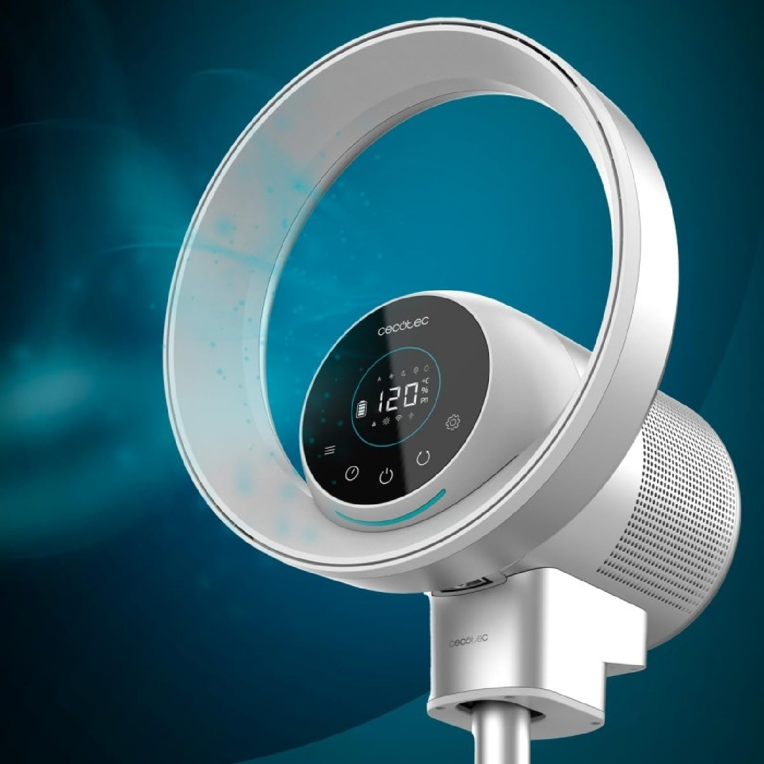 Modern fehér toronyventilátor digitális kijelzővel, kék háttér előtt.
