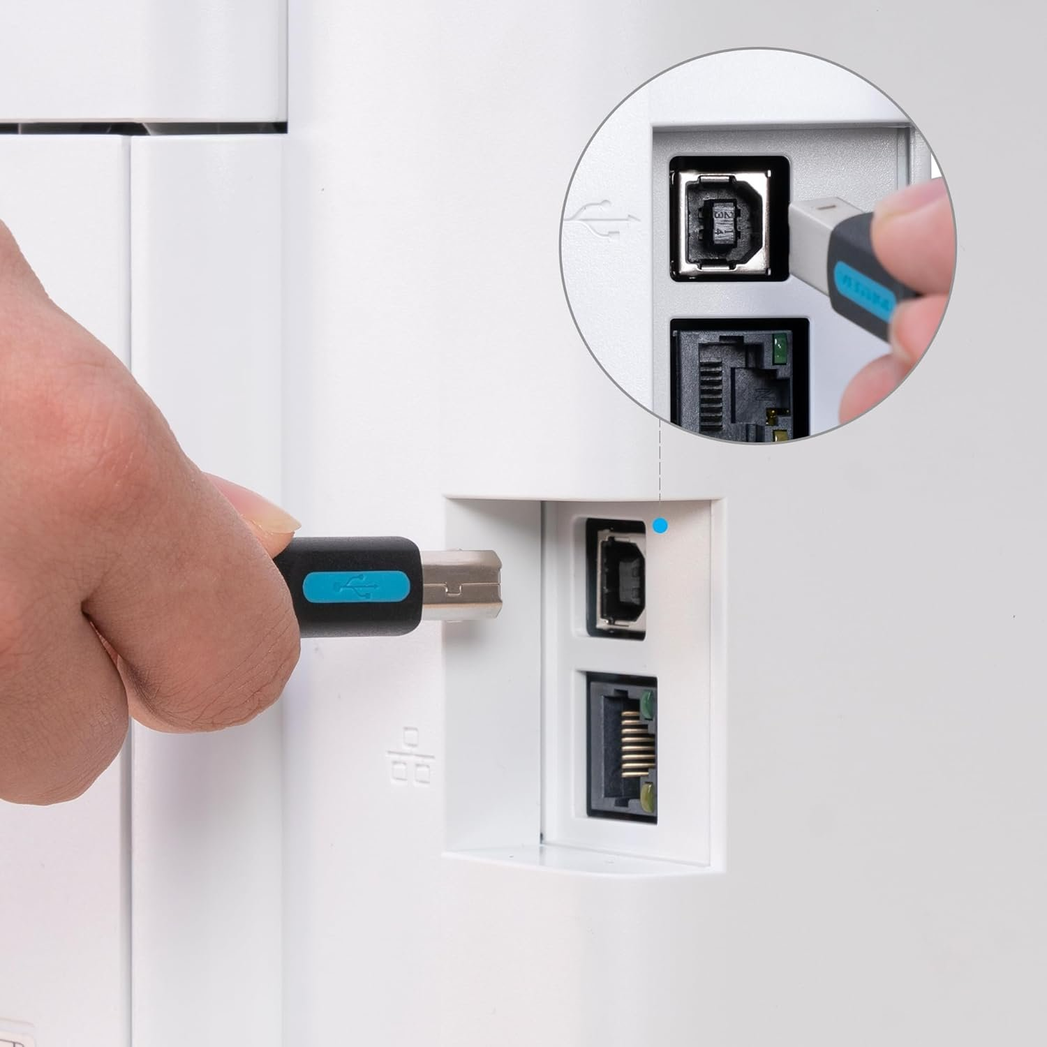 Gros plan d'une main insérant une clé USB dans un port d'imprimante.