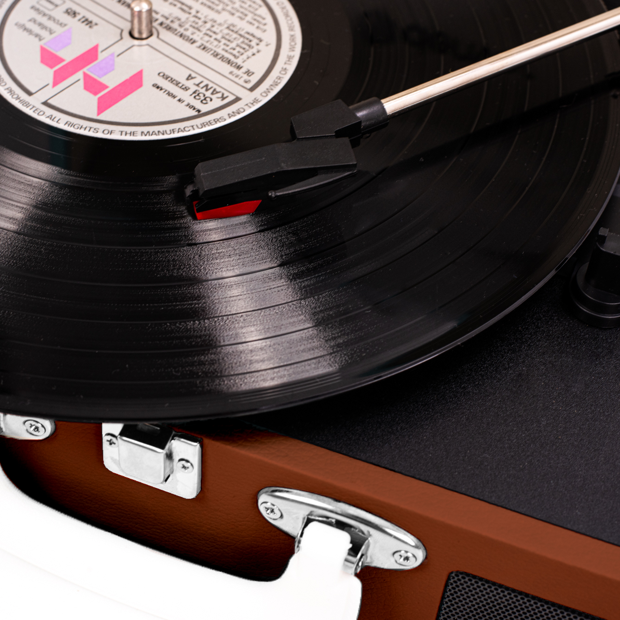 Czarna płyta winylowa obraca się na gramofonie. Igła jest na płycie.