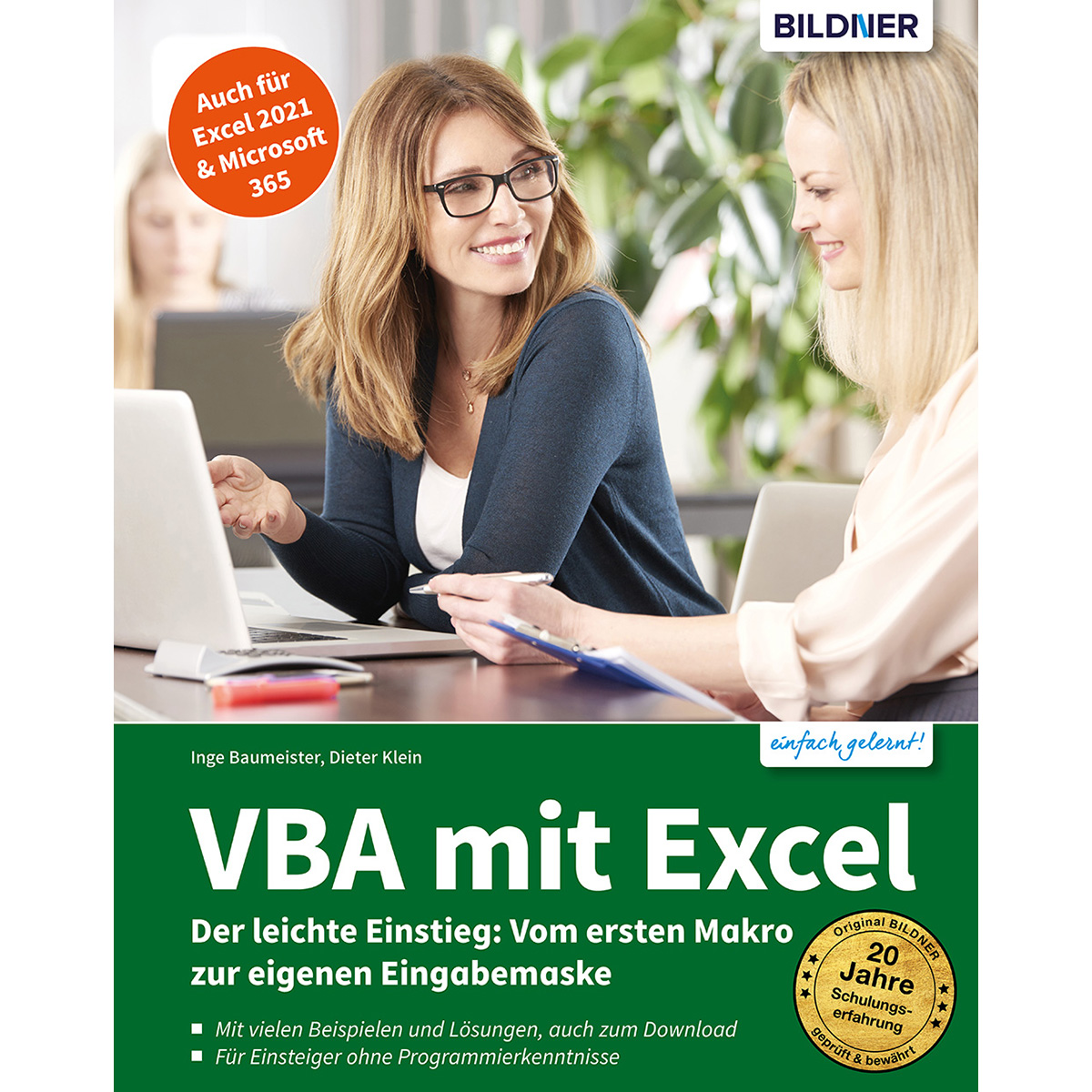 Zwei Frauen schauen auf einen Laptop, Buchcover zu VBA mit Excel und Text.