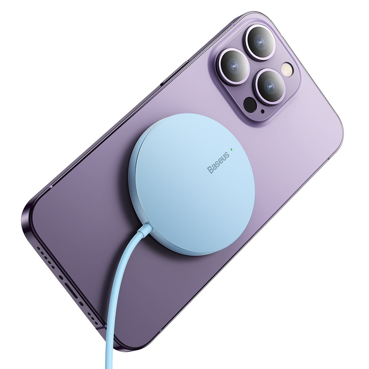 Fioletowy telefon z trzema aparatami, z niebieską podkładką ładującą przymocowaną z tyłu.