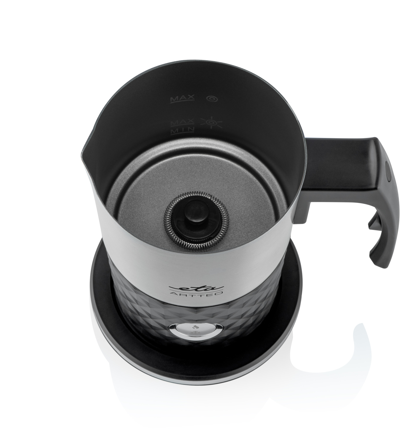 Czarny i srebrny spieniacz do mleka z góry na białym tle.