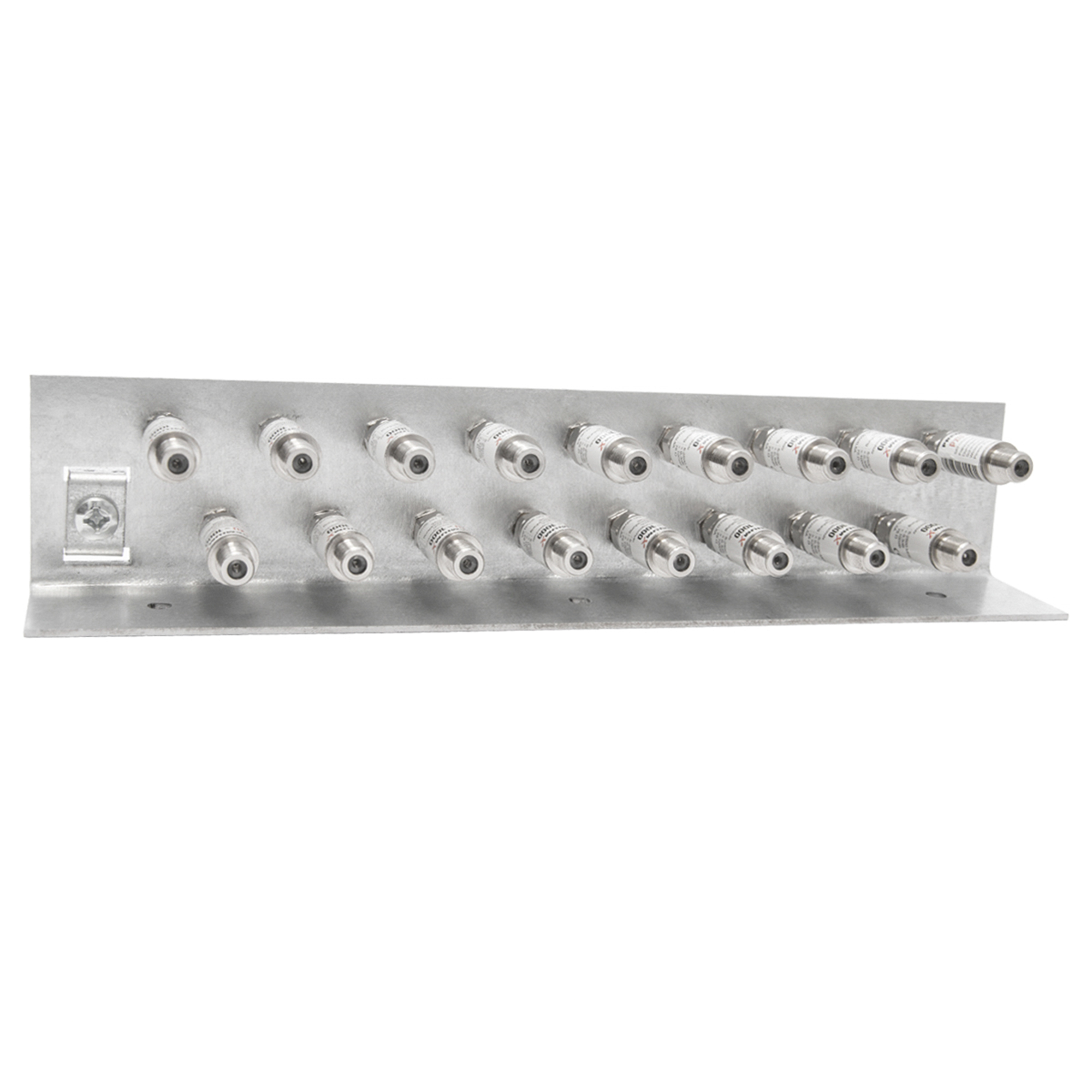 Eine Metallplatte mit mehreren silbernen Anschlüssen, horizontal angeordnet und nach vorne gerichtet.