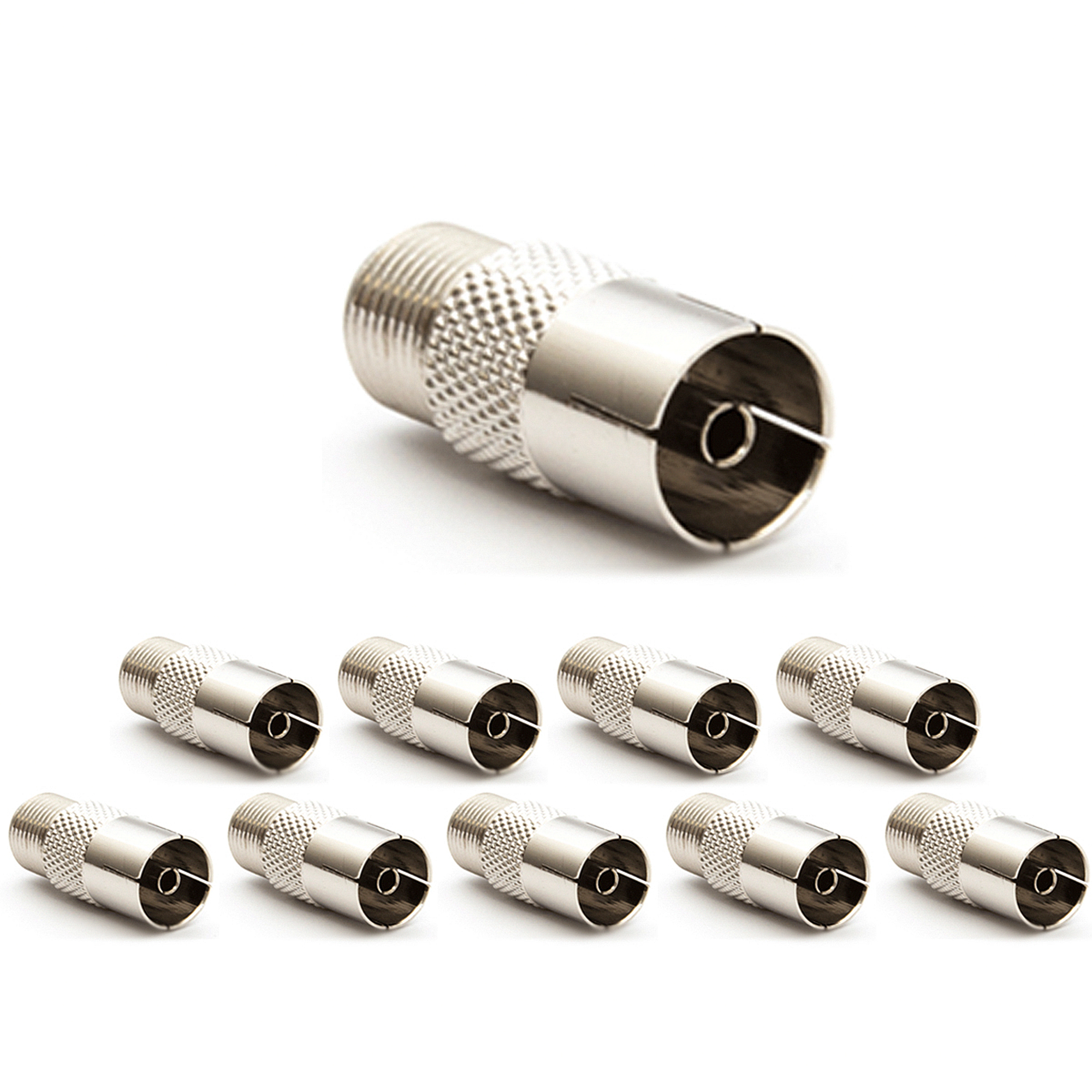 Silberne Koaxialstecker, einer vorne und neun dahinter, auf weißem Untergrund.