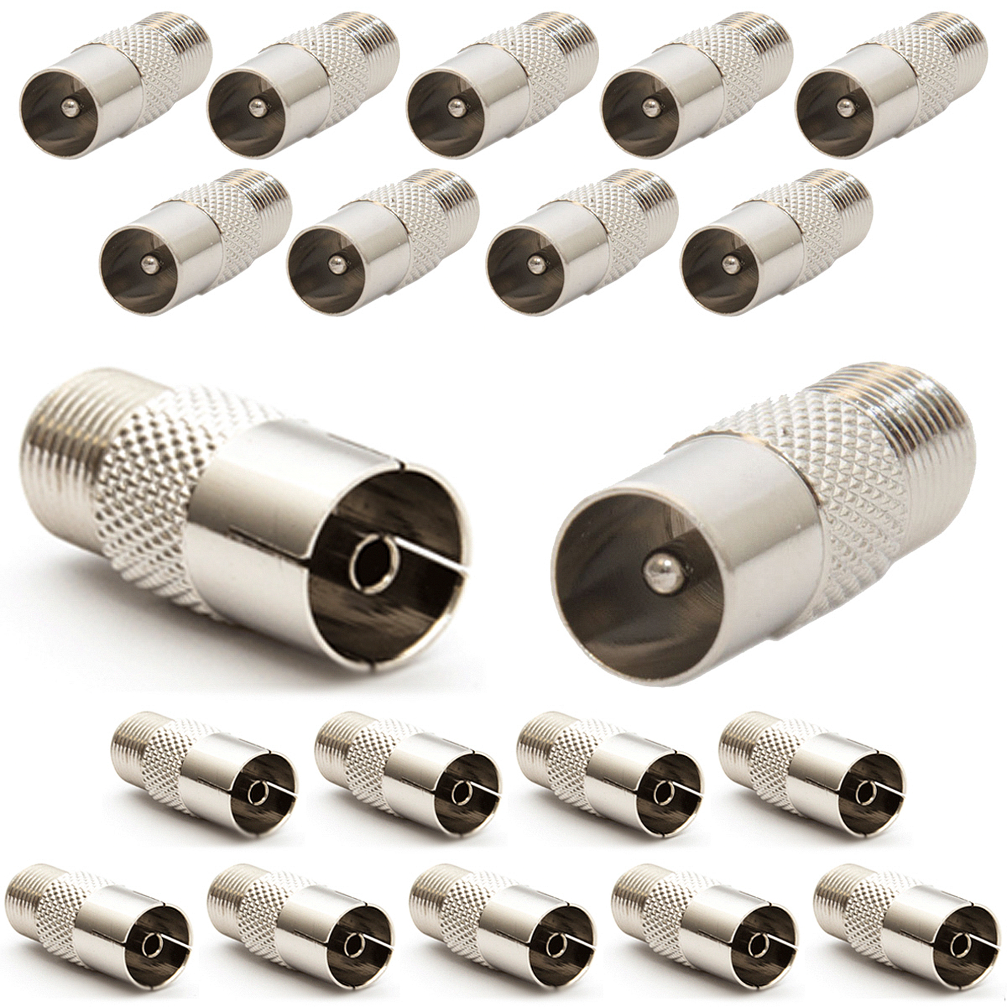 Silberne Koaxialkabelstecker. Zwei sind isoliert, die anderen sind in Reihen angeordnet.