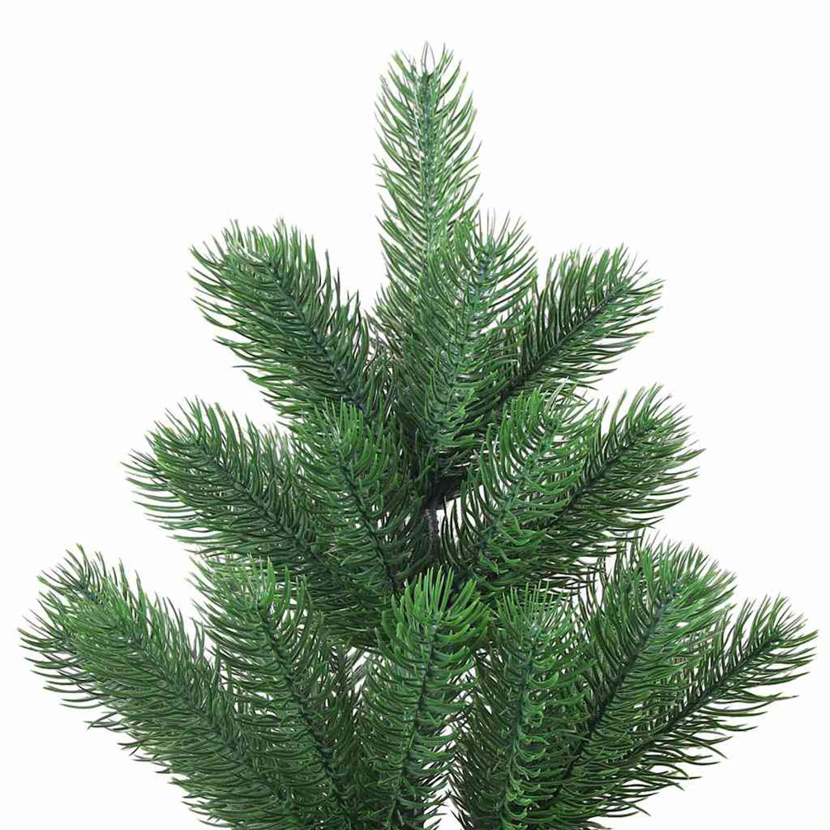 Nahaufnahme eines grünen künstlichen Weihnachtsbaums. Das Bild befindet sich auf weißem Hintergrund.