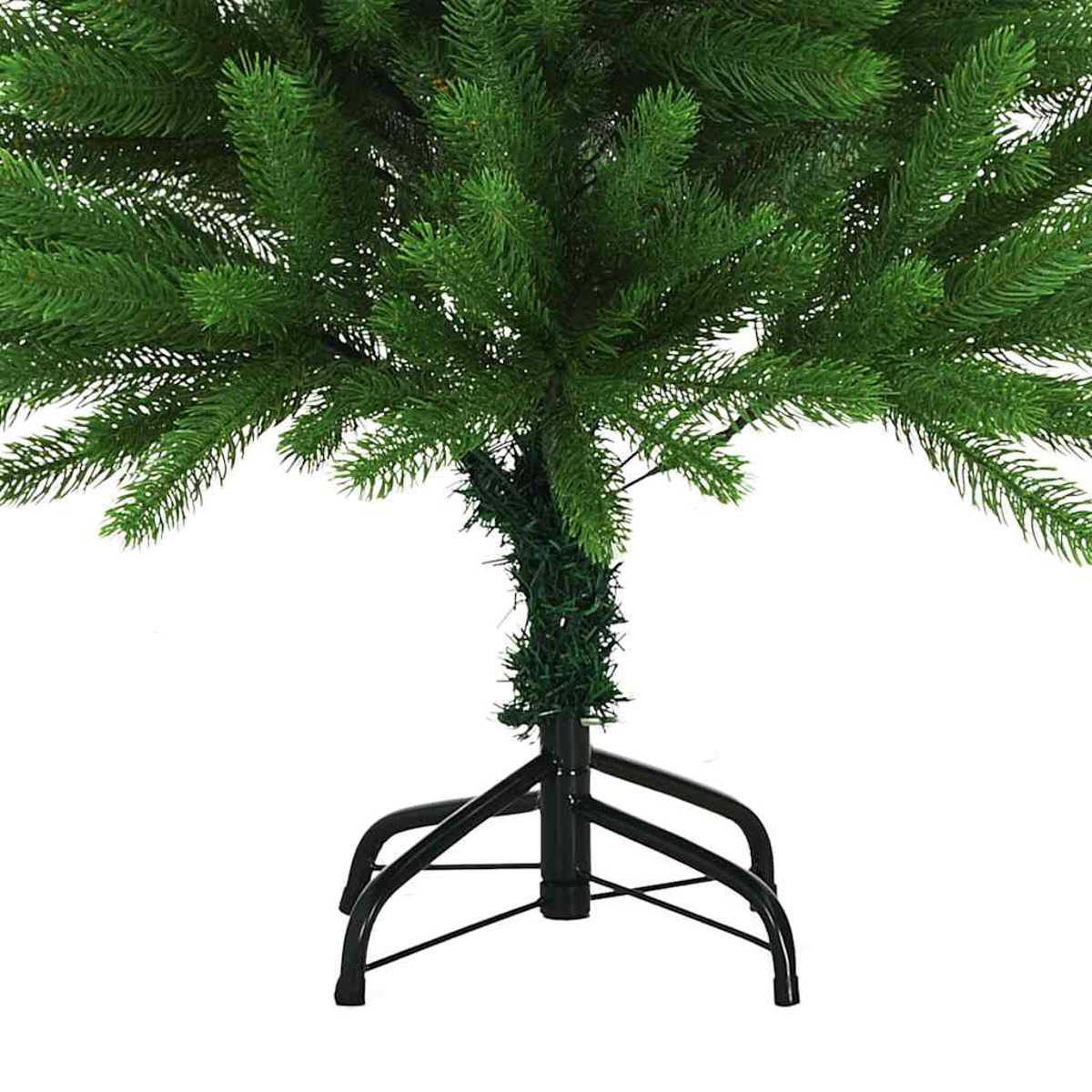Der Fuß eines grünen Weihnachtsbaums mit schwarzem Ständer und grünen Ästen.