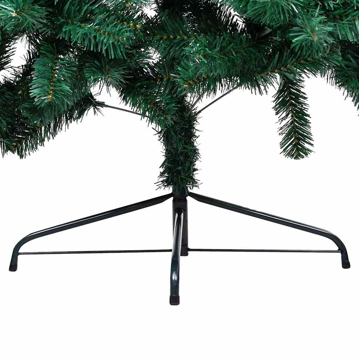 Der Fuß eines grünen Weihnachtsbaums mit einem schwarzen Metallständer auf weißem Hintergrund.