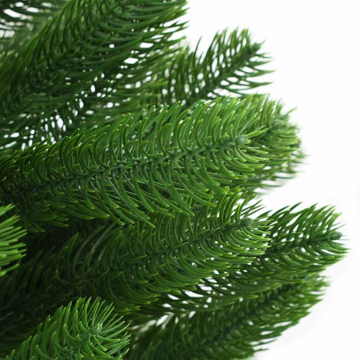Nahaufnahme von grünen künstlichen Weihnachtsbaum-Nadeln. Weißer Hintergrund.