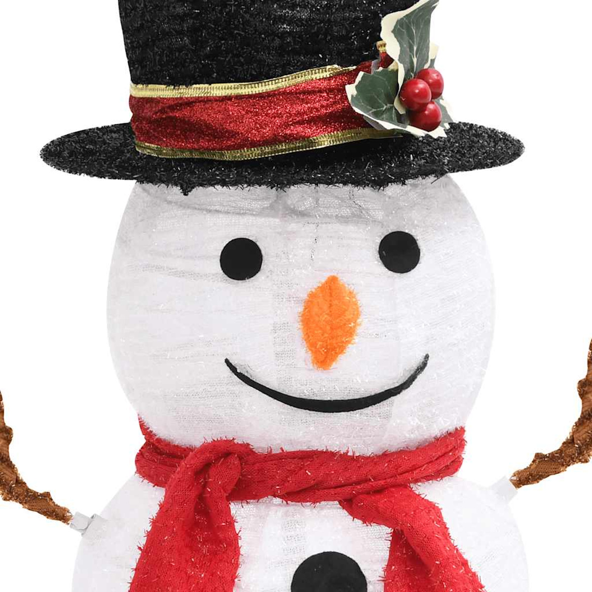 Nahaufnahme eines Schneemanns mit schwarzem Hut, rotem Schal und Karottennase.