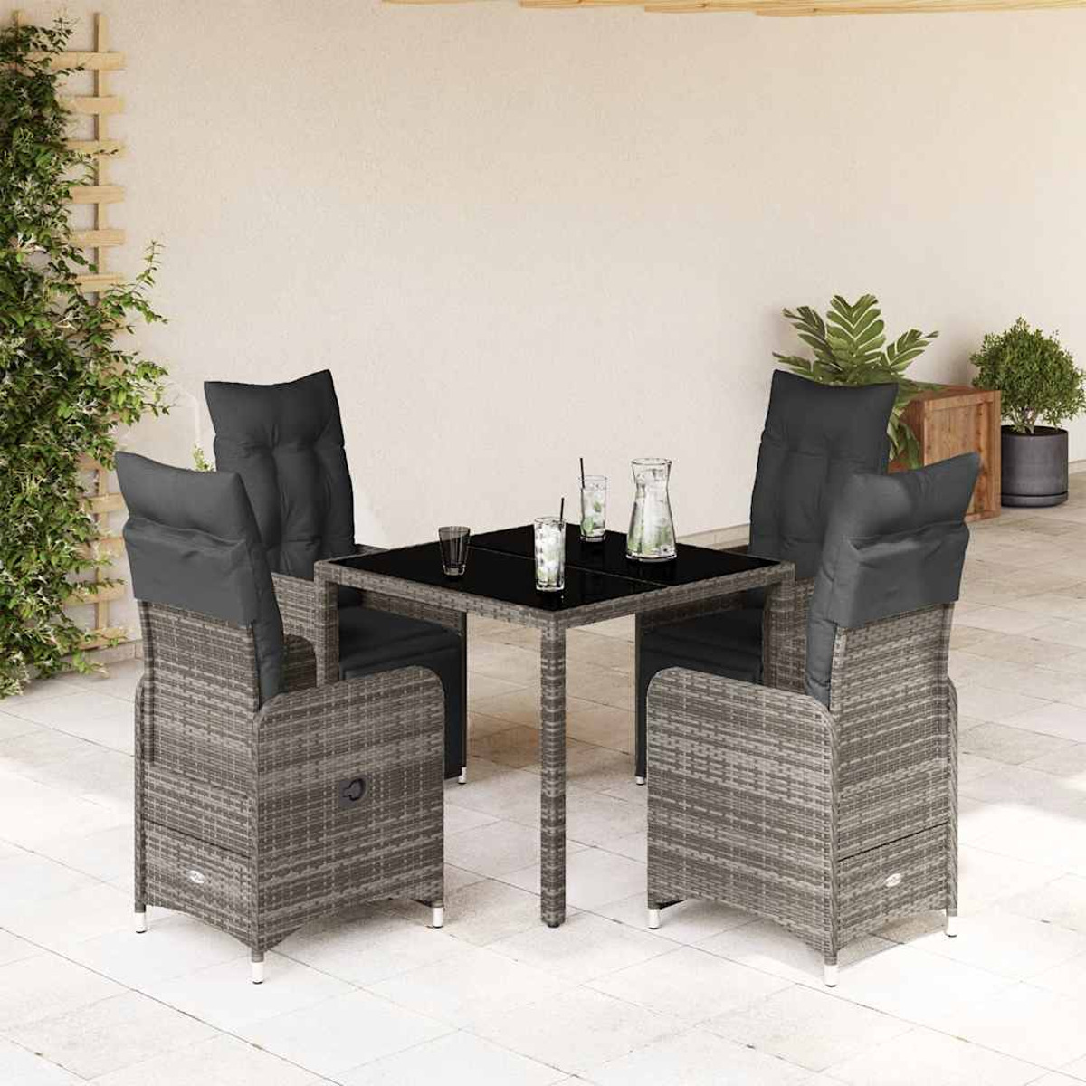 Set da pranzo all'aperto. Sedie in stile rattan e tavolo quadrato con piano in vetro. Sfondo chiaro.