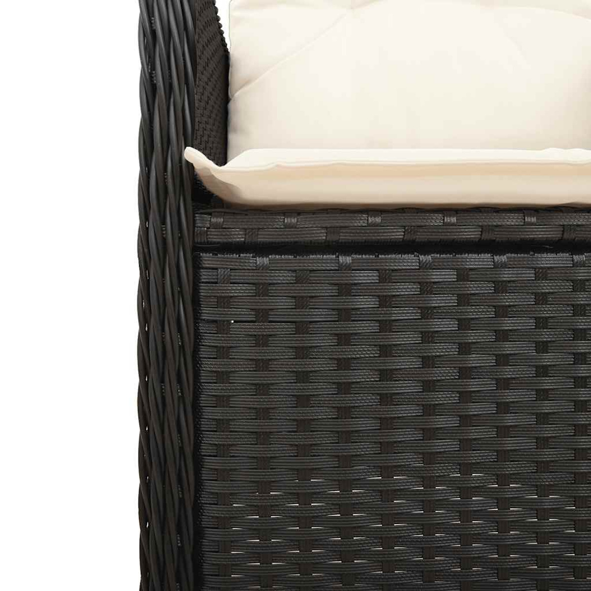 Primo piano di una sedia in vimini marrone scuro con cuscino bianco.