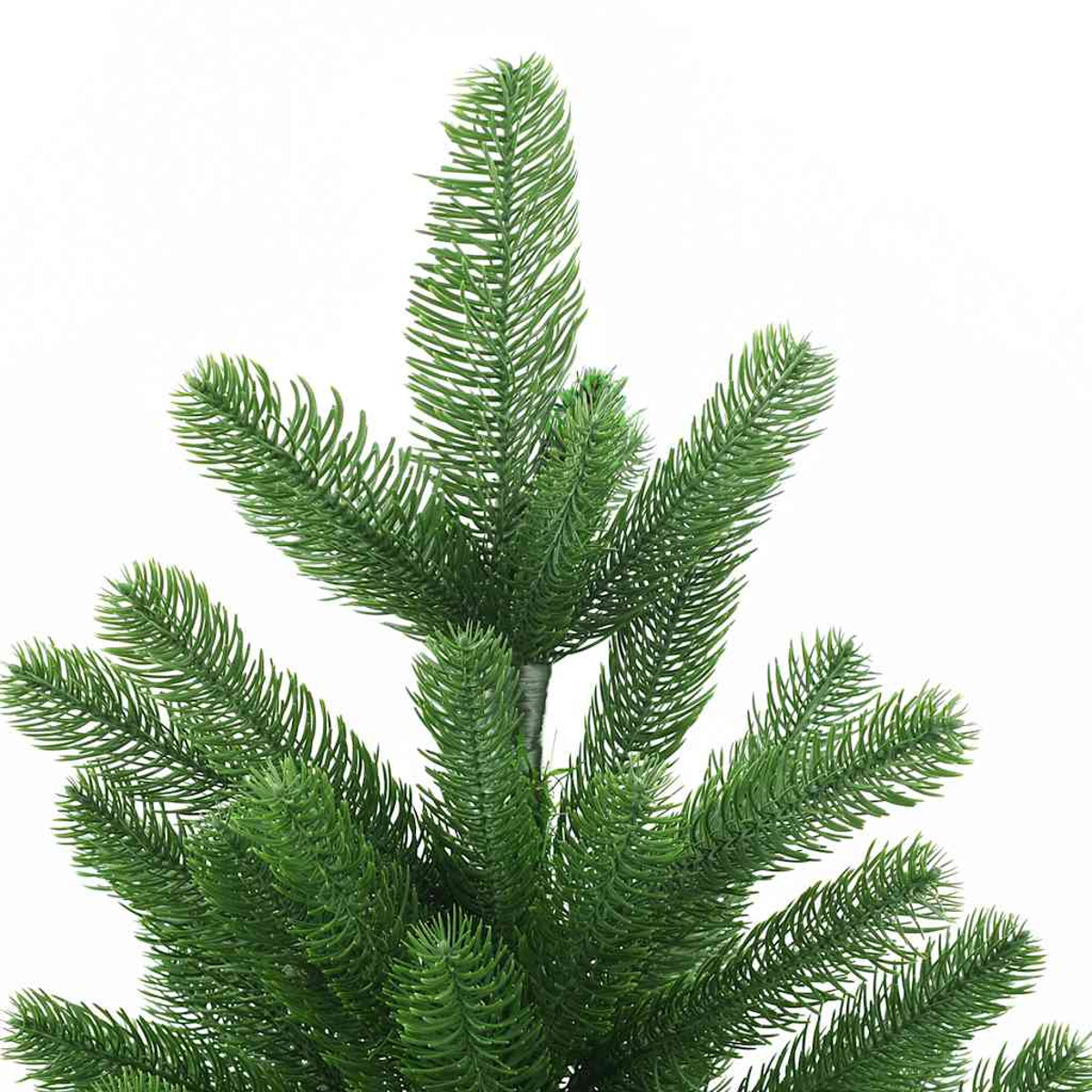 Künstlicher grüner Weihnachtsbaum mit Ästen und Nadeln, weißer Hintergrund.