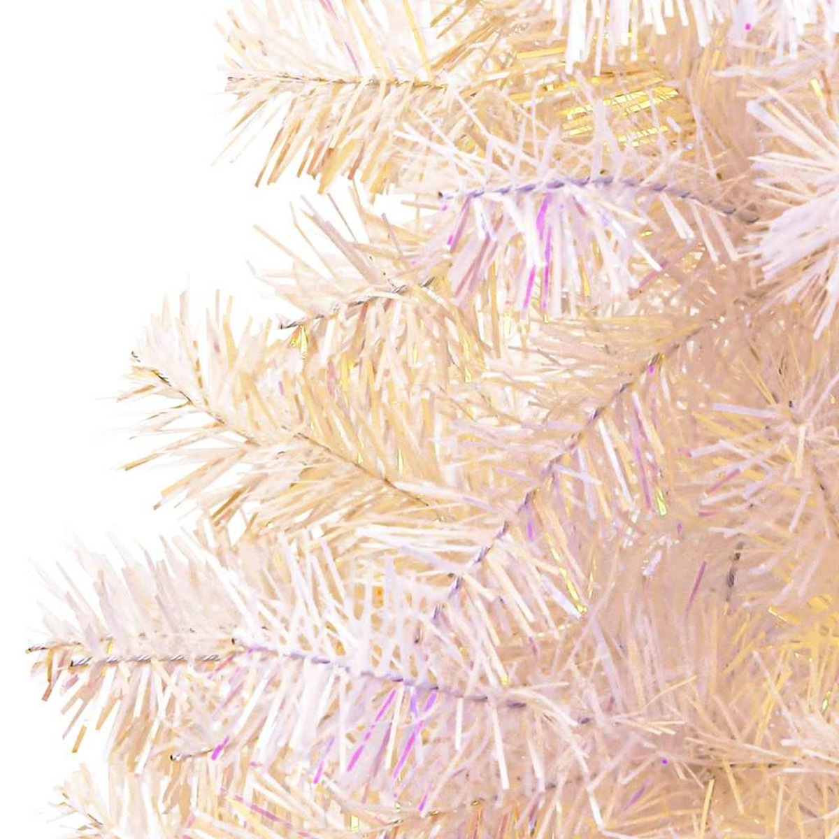 Nahaufnahme eines weißen Weihnachtsbaums mit reflektierenden, irisierenden Nadeln. Der Hintergrund ist weiß.