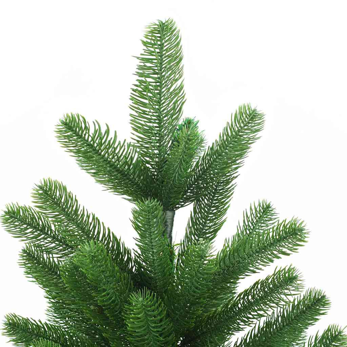 Nahaufnahme der Nadeln eines grünen Weihnachtsbaums. Der Hintergrund ist weiß.