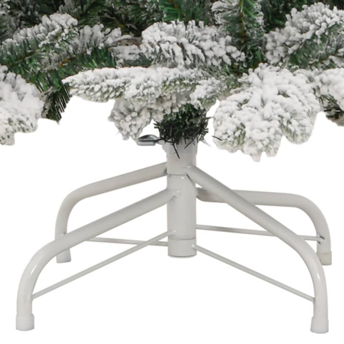 Nahaufnahme eines mit Schnee bedeckten künstlichen Weihnachtsbaumfußes auf einem weißen Metallständer.