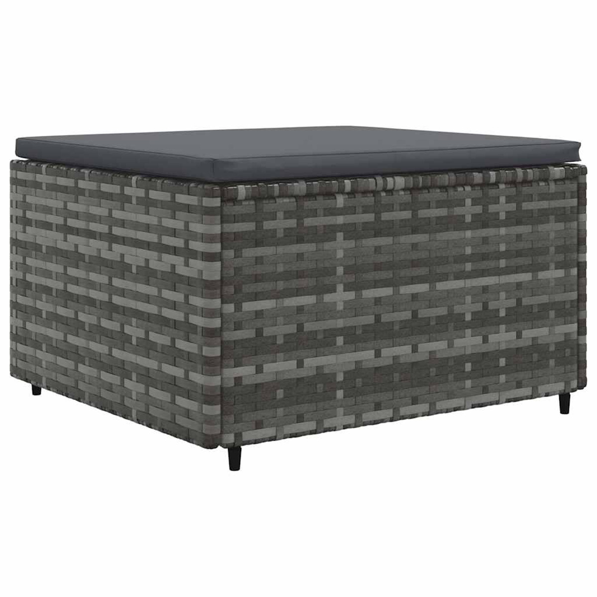 Pouf quadrato in vimini grigio con cuscino grigio, sfondo bianco.