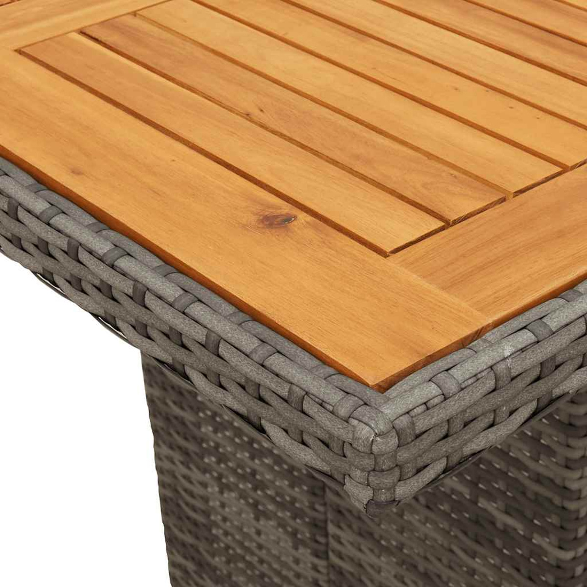 Tavolo in legno con bordo grigio intrecciato. Sfondo bianco.