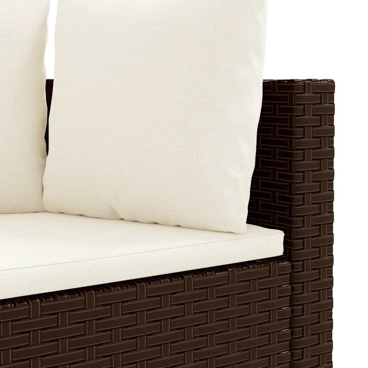 Nahaufnahme eines braunen Korbs sofas mit weißen Kissen. Der Hintergrund ist weiß.