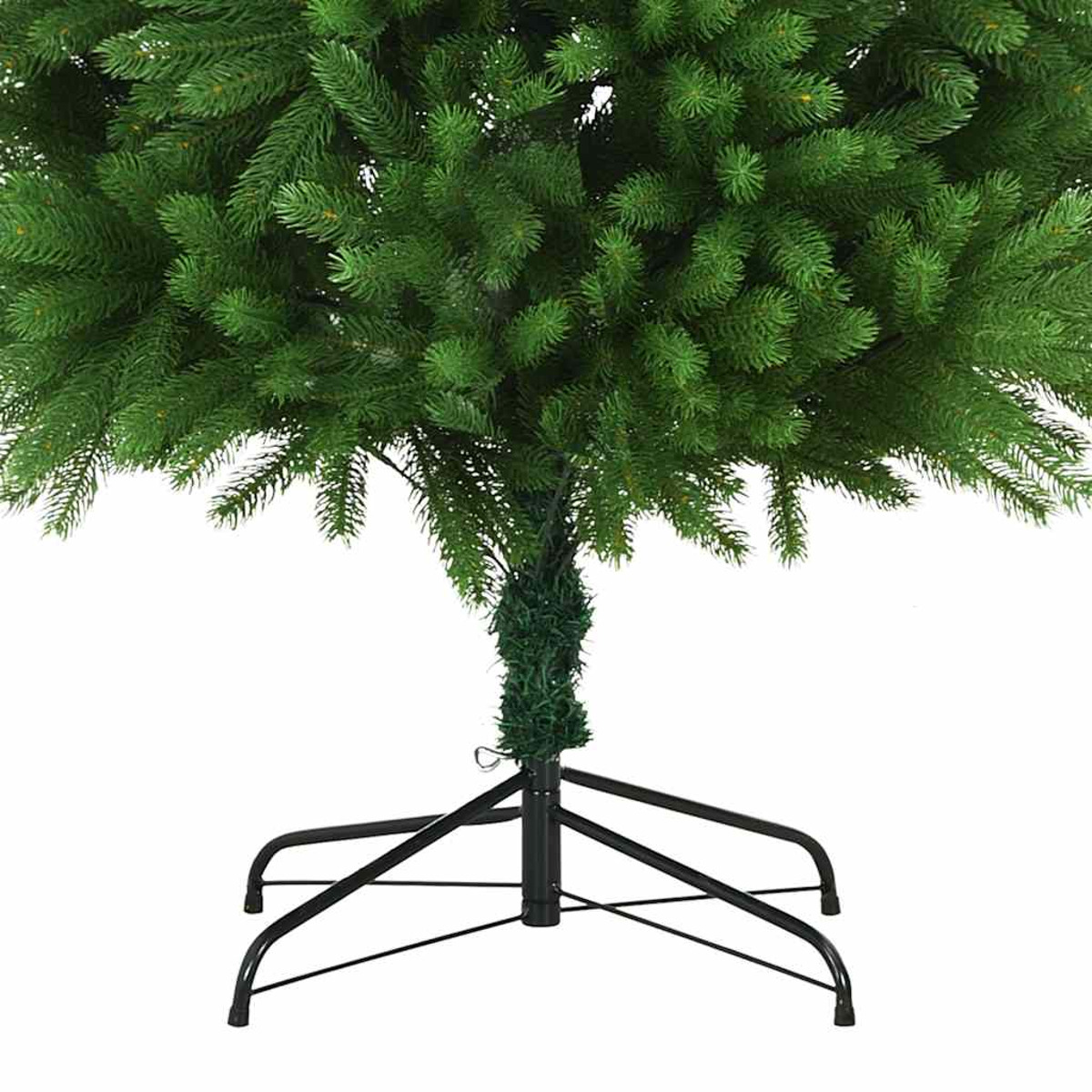 Nahaufnahme eines grünen Weihnachtsbaums mit schwarzem Ständer. Die Basis ist umwickelt.