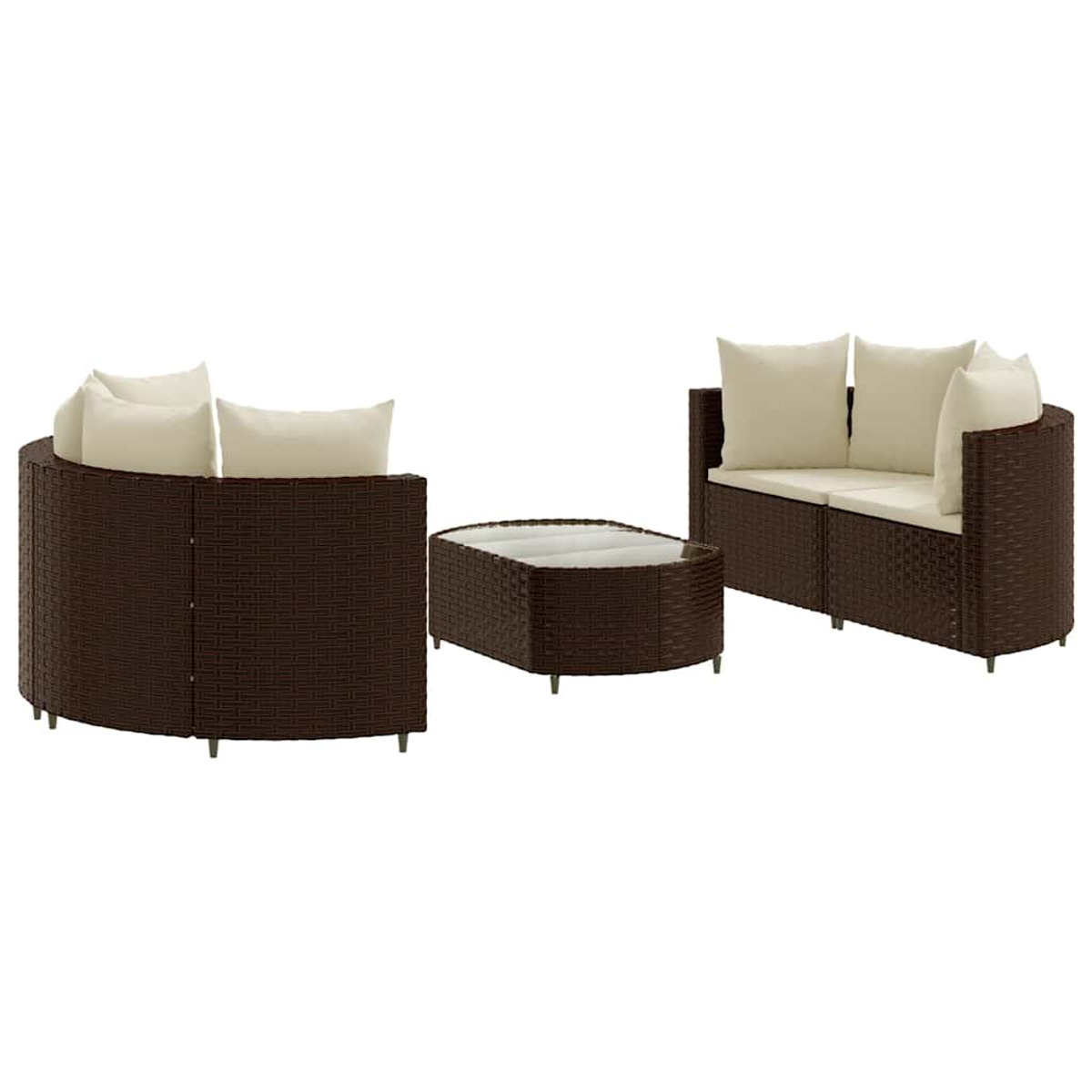 Set divano da esterno in vimini marrone con cuscini color crema. Include un tavolino. Isolato su bianco.