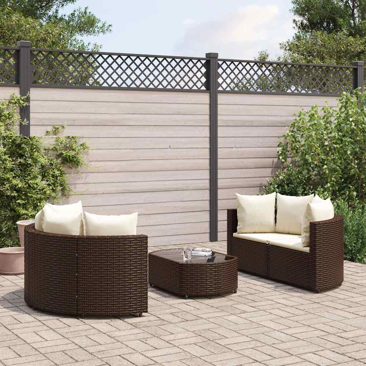 Set patio esterno con design in stile vimini marrone su patio in mattoni e sfondo neutro.