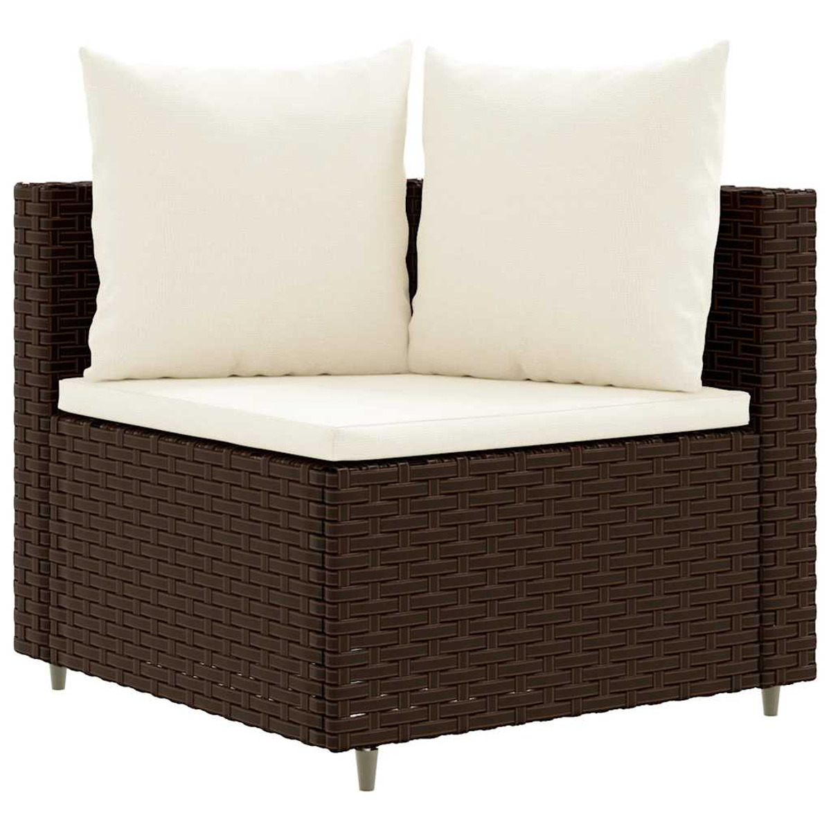 Una sedia da patio intrecciata marrone con due cuscini bianchi, su uno sfondo bianco.