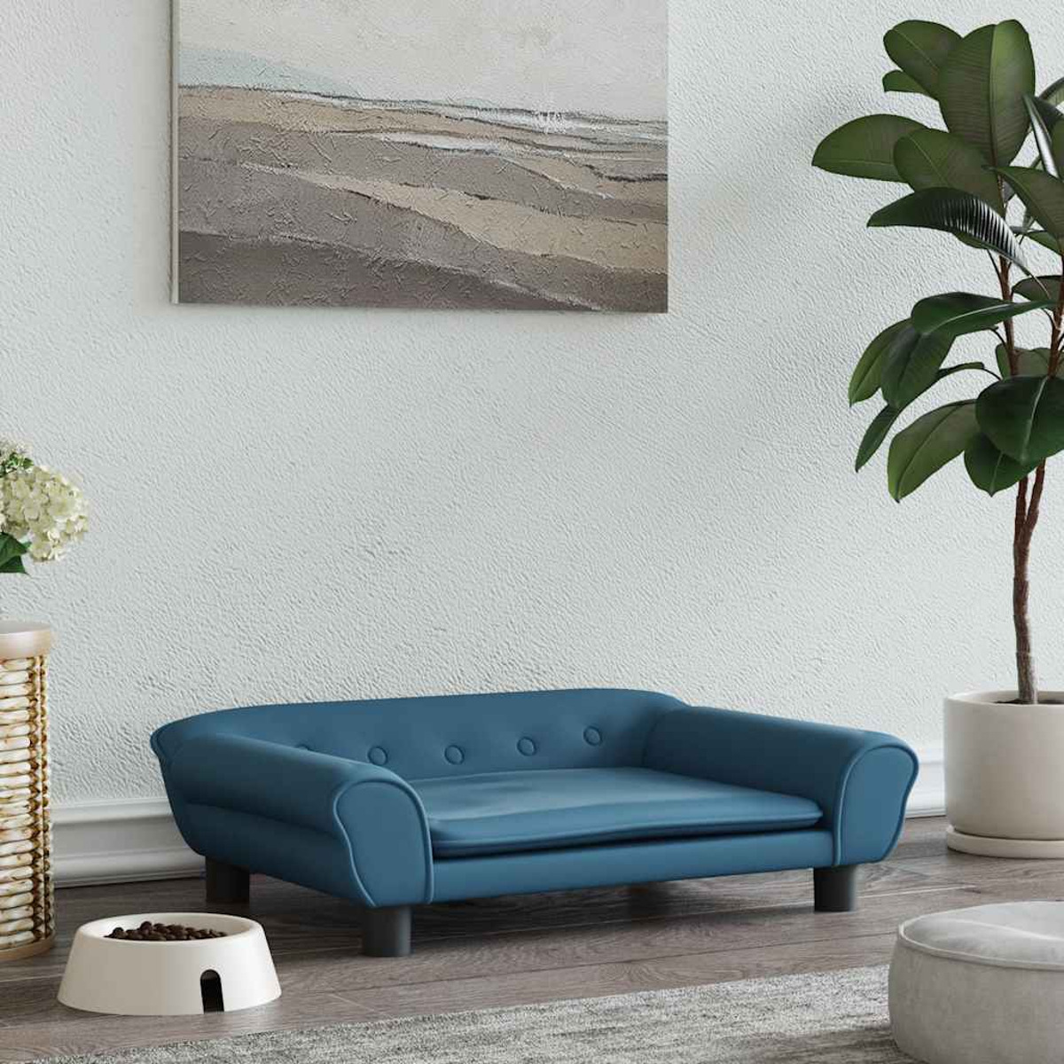 Ein blaues Hundesofa mit einer weißen Hundenapf und einer Topfpflanze vor einer hellblauen Wand.