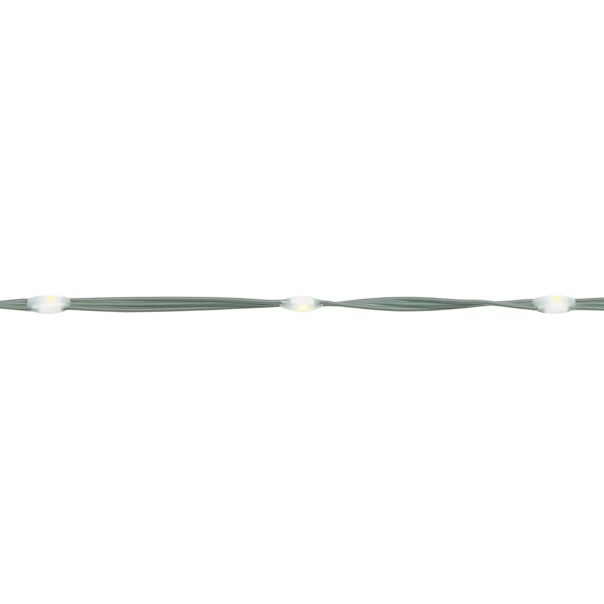 Lichterkette mit LEDs auf einem grünen Draht, vor weißem Hintergrund.