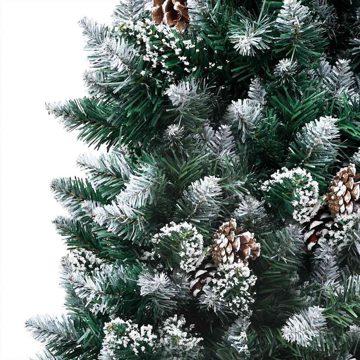 Nahaufnahme eines Weihnachtsbaumes mit schneebedeckten Ästen und Tannenzapfen.