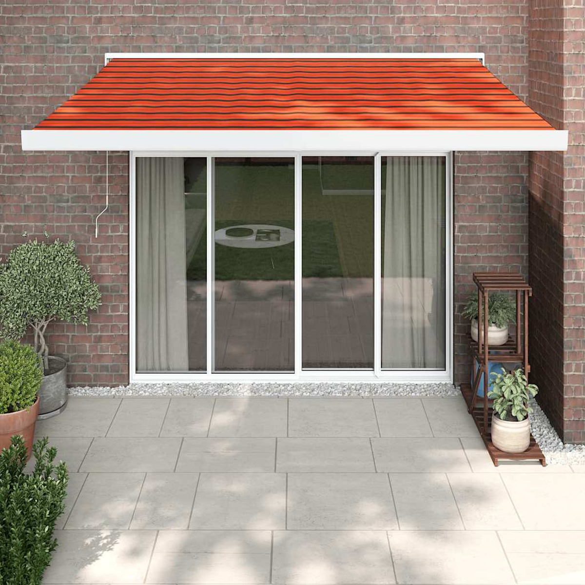 Ein rotes Dach über einer Glasschiebetür, Ziegelmauer und Terrasse.