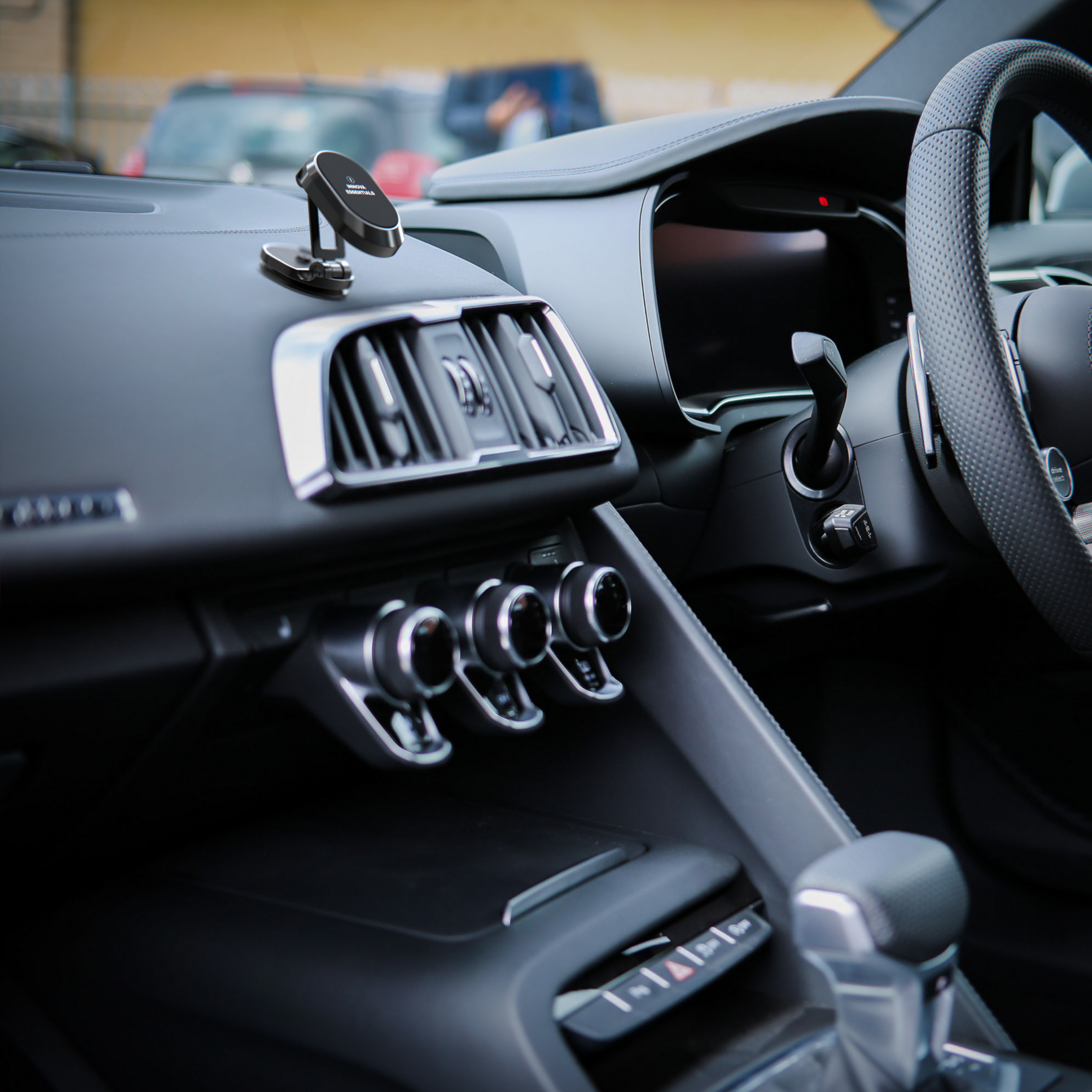 Autointerieur mit einer Telefonhalterung auf dem Armaturenbrett und dem Lenkrad.