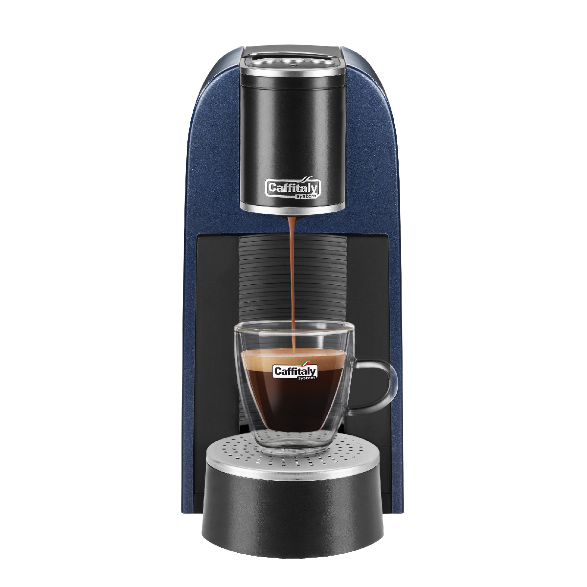 Blau-schwarze Espressomaschine, die Kaffee in eine Glastasse ausgibt. Weißer Hintergrund.
